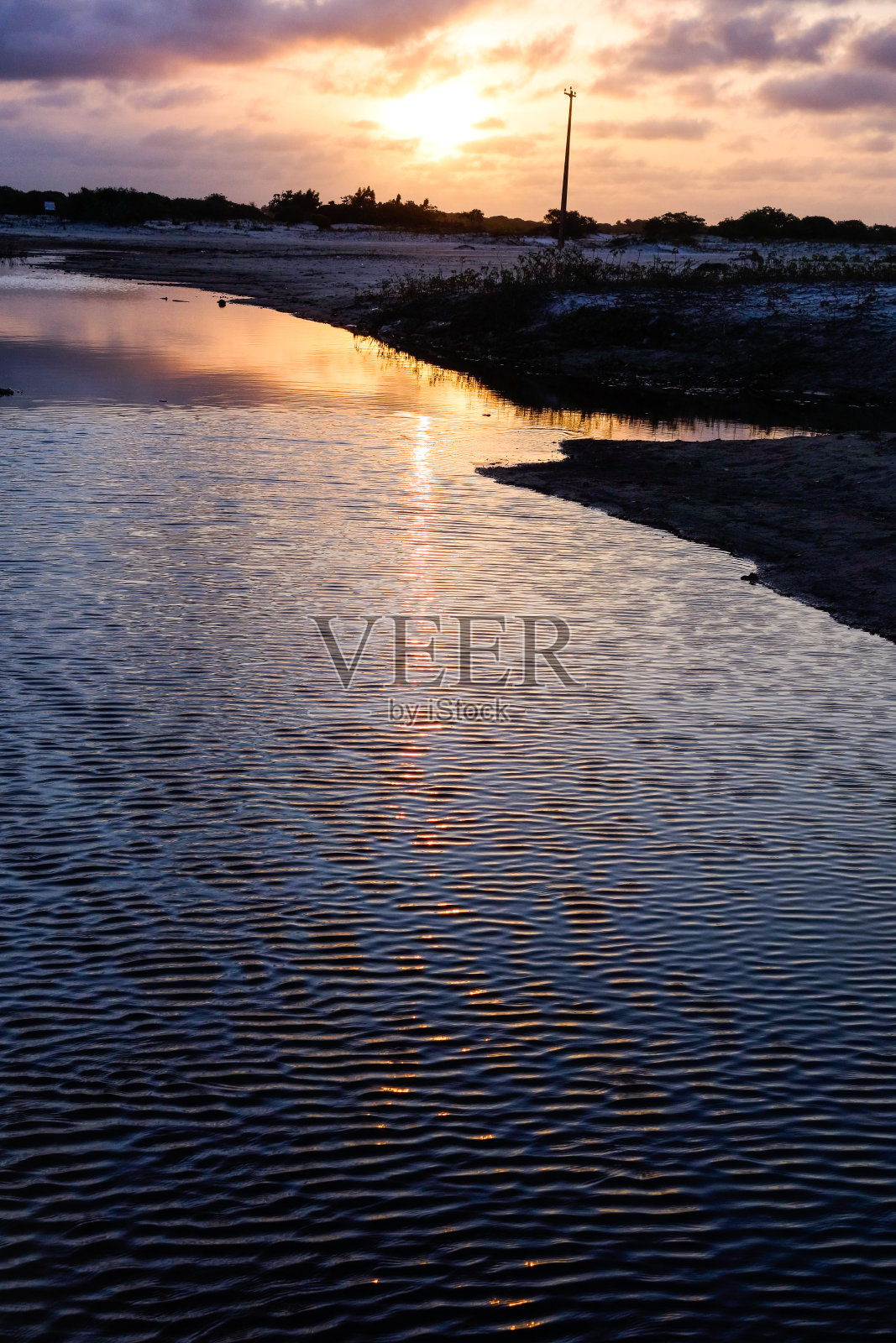 美丽的日落倒映在池塘上的乡村景色照片摄影图片