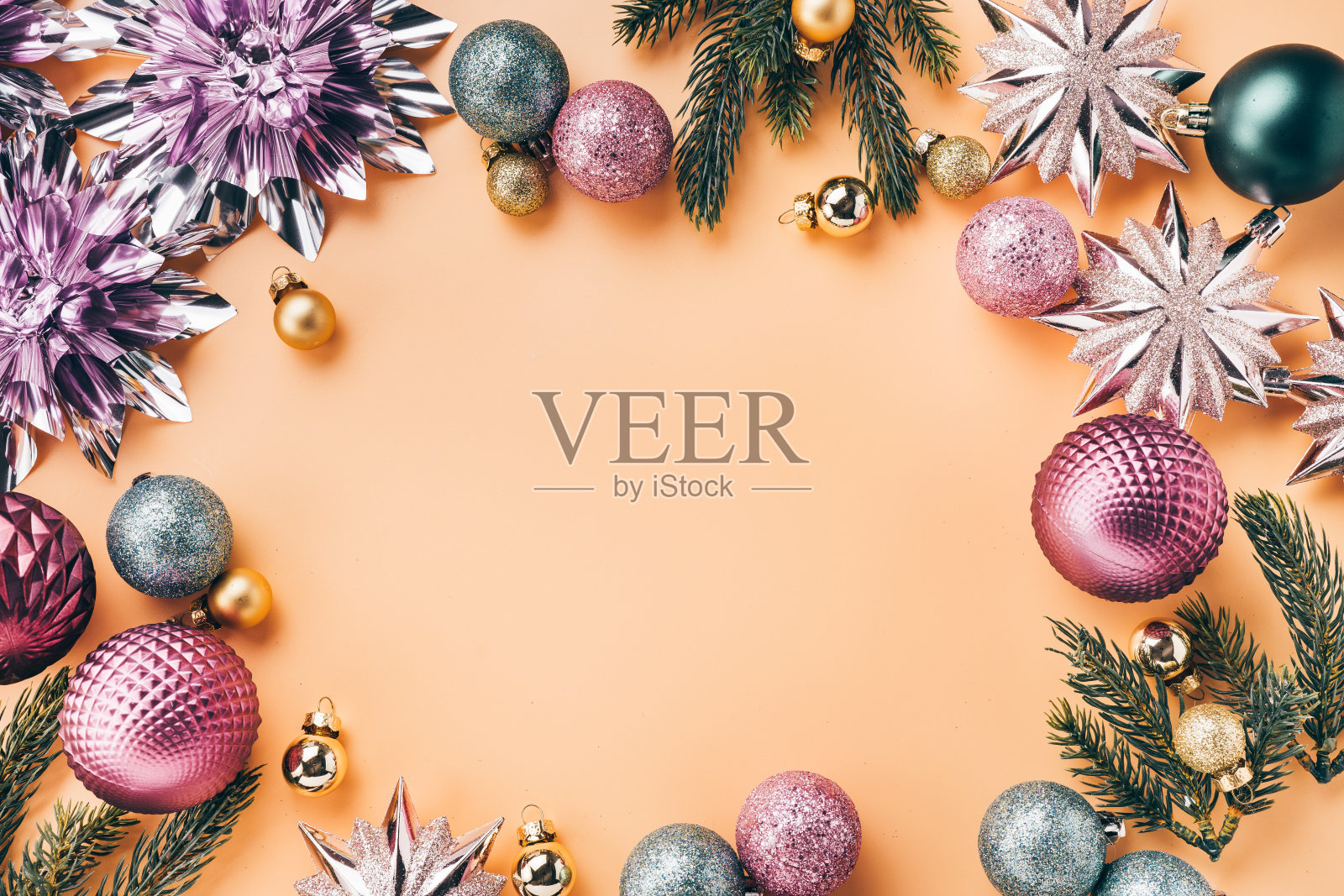 由闪亮的装饰品和小玩意制成的圣诞圆框架照片摄影图片