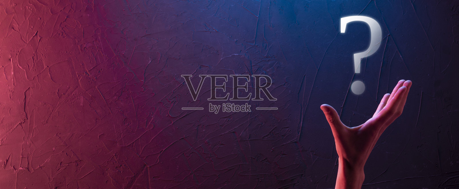 商人男人手握界面问号标志网页。在线提问，FAQ概念，什么，何时，如何，为什么，在互联网上搜索信息照片摄影图片