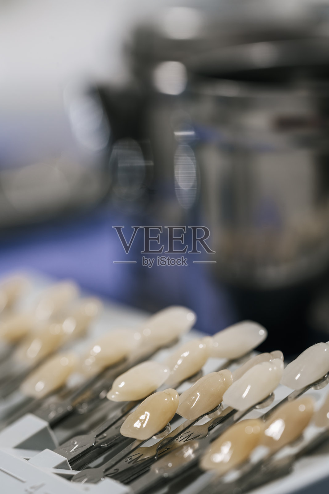 垂直照片的原始牙釉质覆盖在一个诊所照片摄影图片