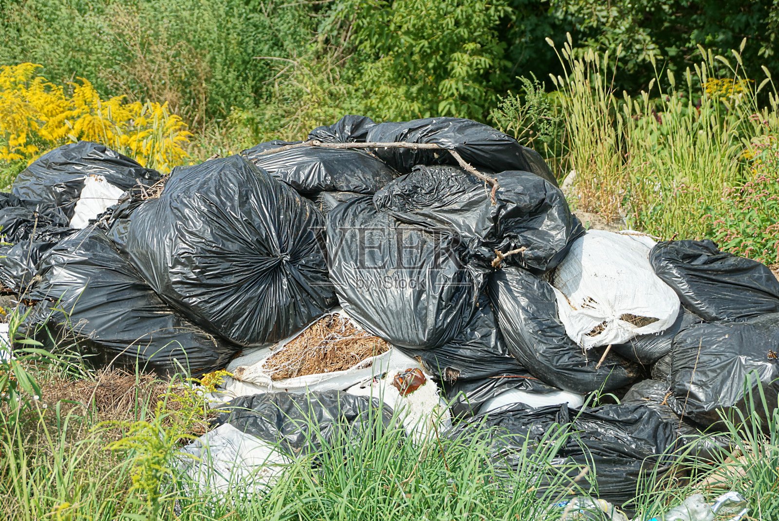 黑白塑料垃圾袋堆在一起照片摄影图片