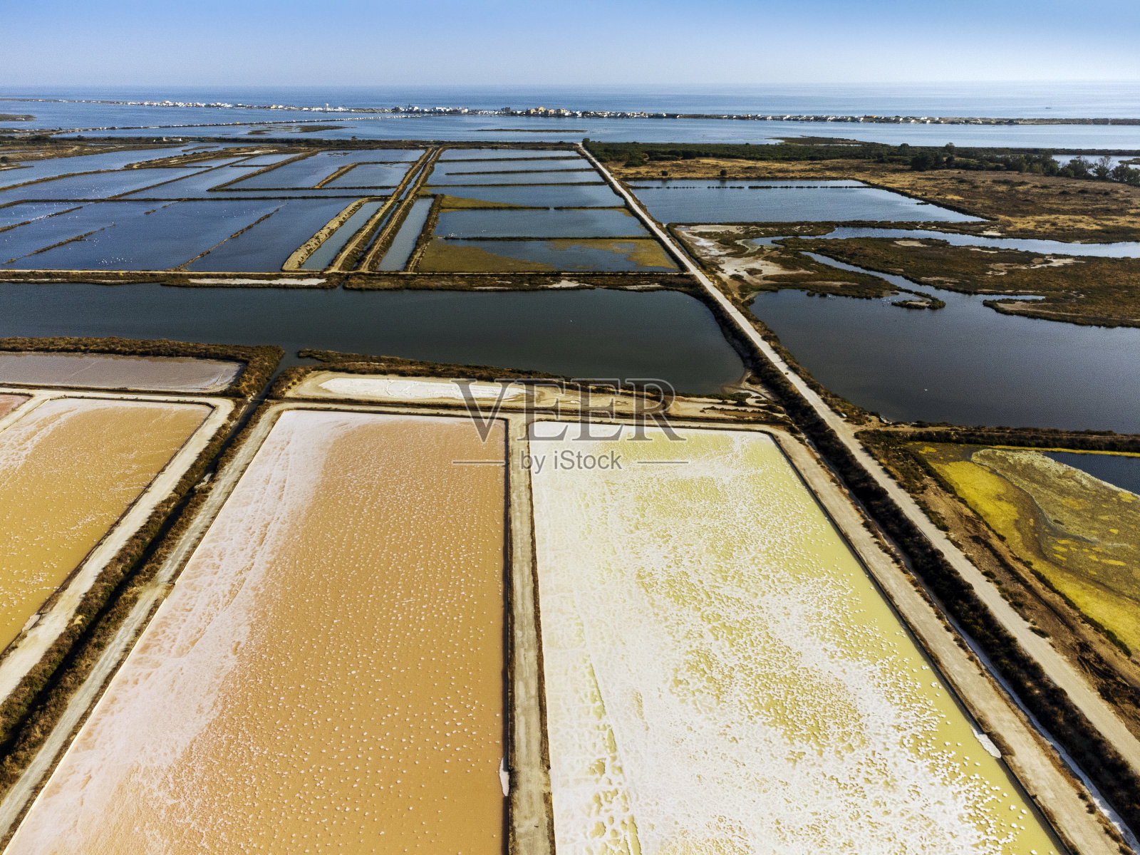在葡萄牙，在盐收获前不久，令人惊叹的海盐池塘被称为盐湖照片摄影图片