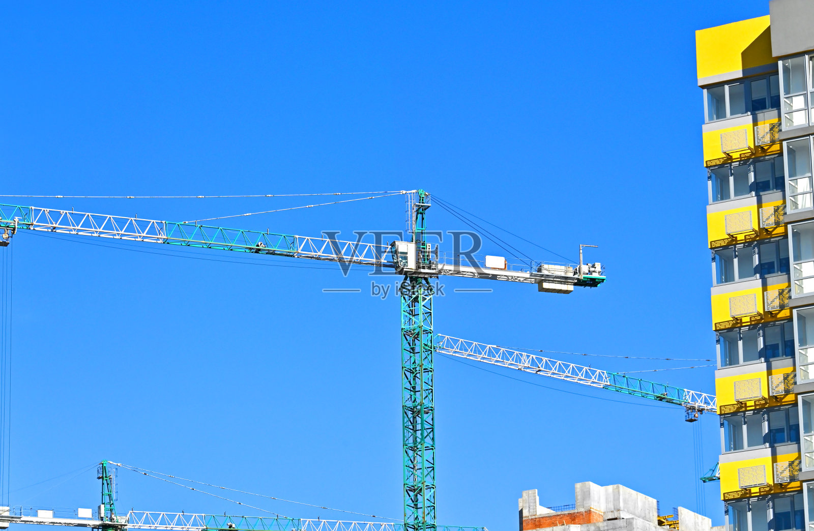 起重机及高层建筑工地照片摄影图片