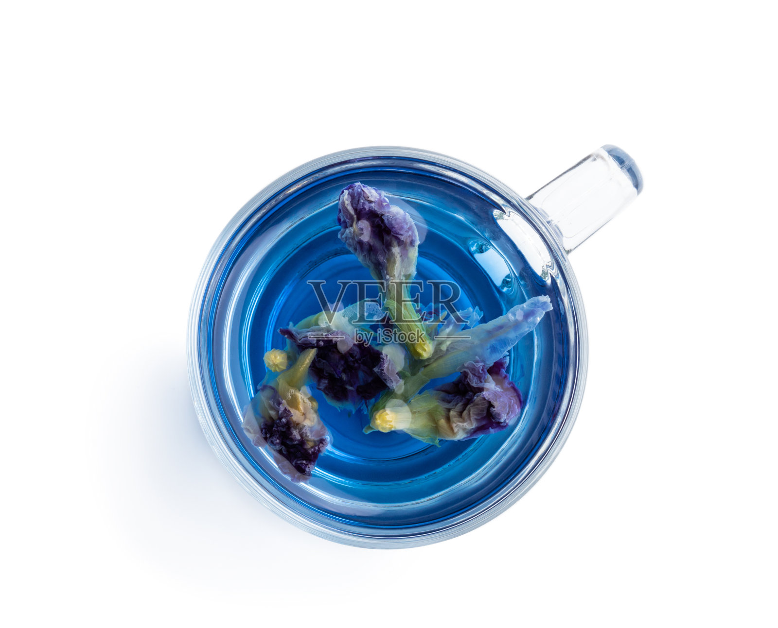 蝴蝶豌豆花茶在透明的玻璃杯隔离在白色照片摄影图片