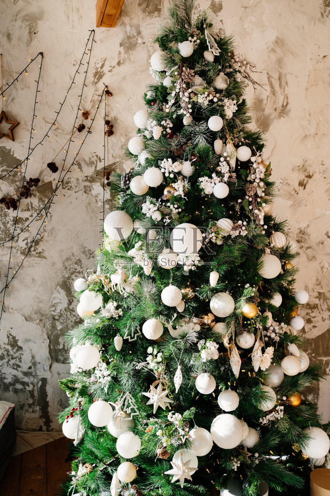 明亮的室内有一棵又大又漂亮又优雅的圣诞树。照片摄影图片