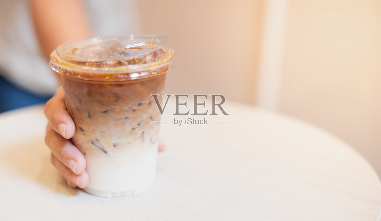 在咖啡店里为顾客准备咖啡的女咖啡师。照片摄影图片