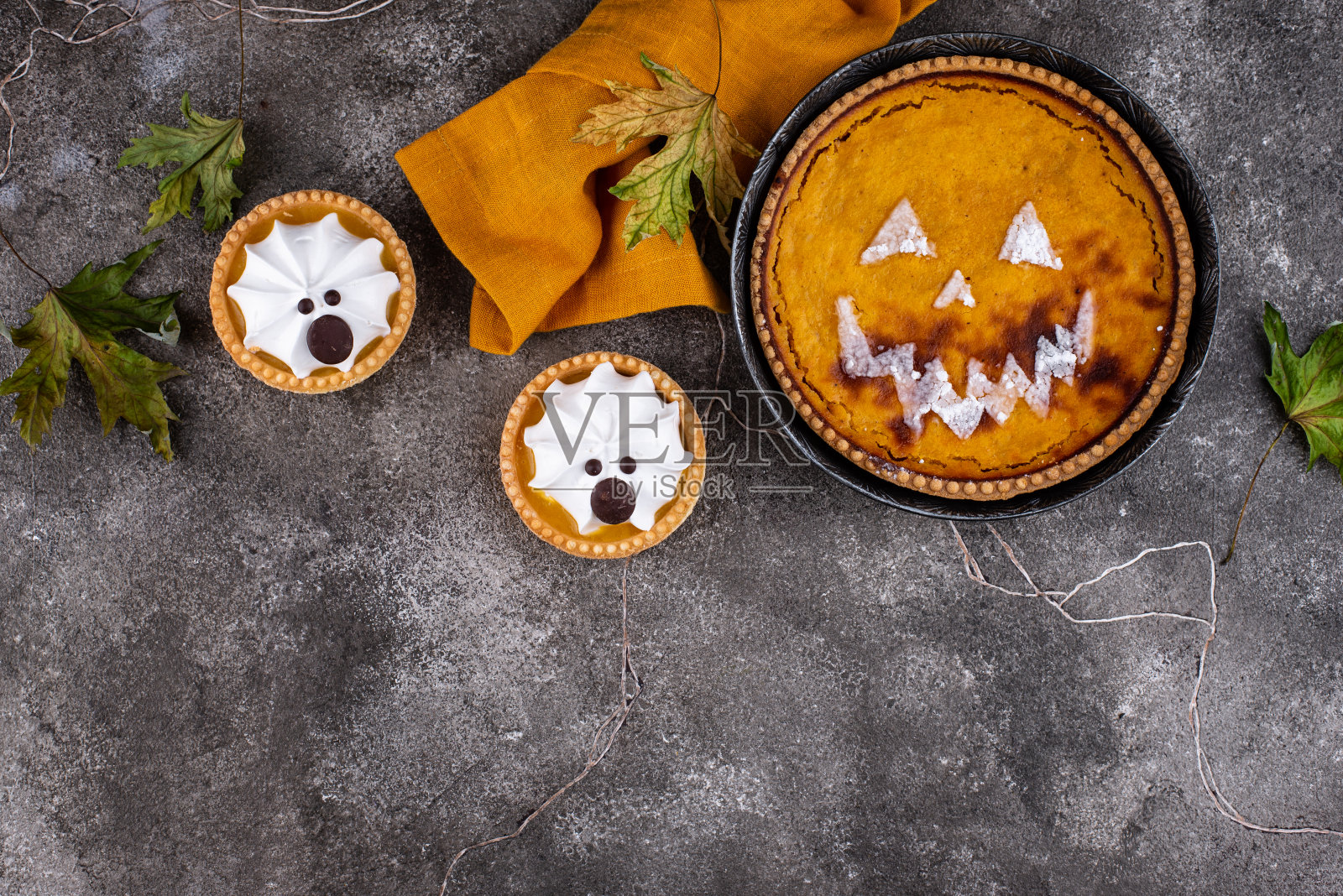 南瓜灯形状的万圣节南瓜饼照片摄影图片