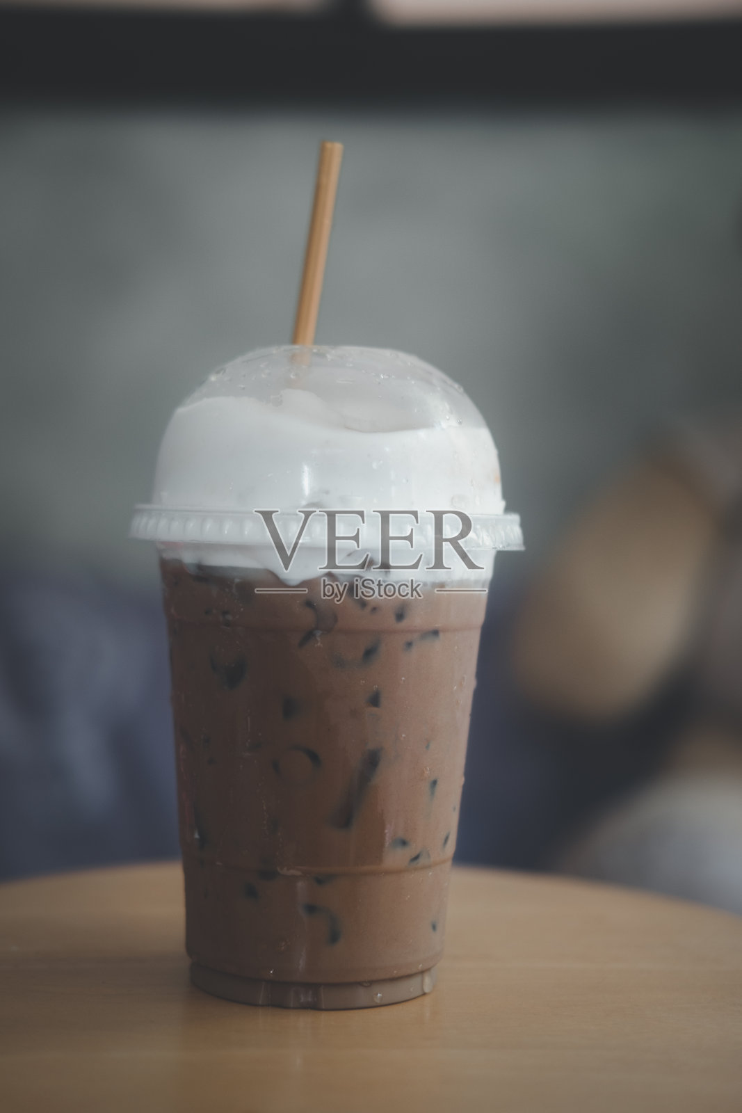 咖啡馆里的冰摩卡咖啡加牛奶照片摄影图片