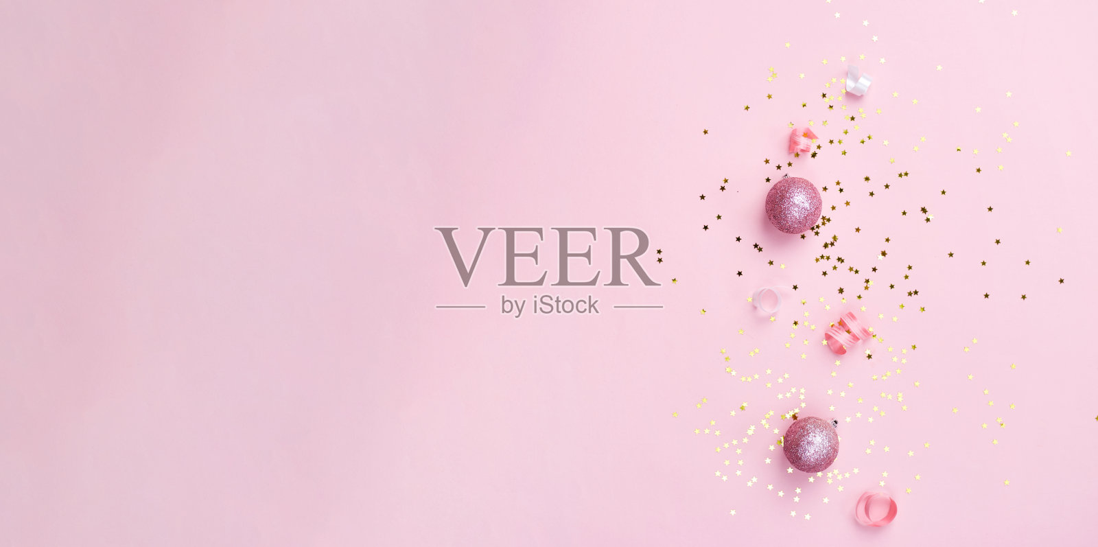 金粉和白色圣诞装饰在粉红色的背景。圣诞节、新年或派对横幅照片摄影图片