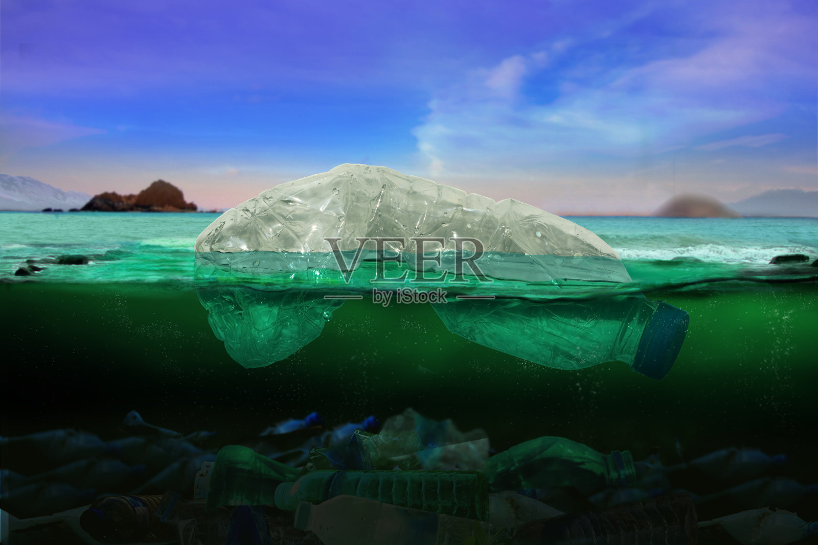 塑料瓶，漂浮在海洋中的污染(环境概念)照片摄影图片