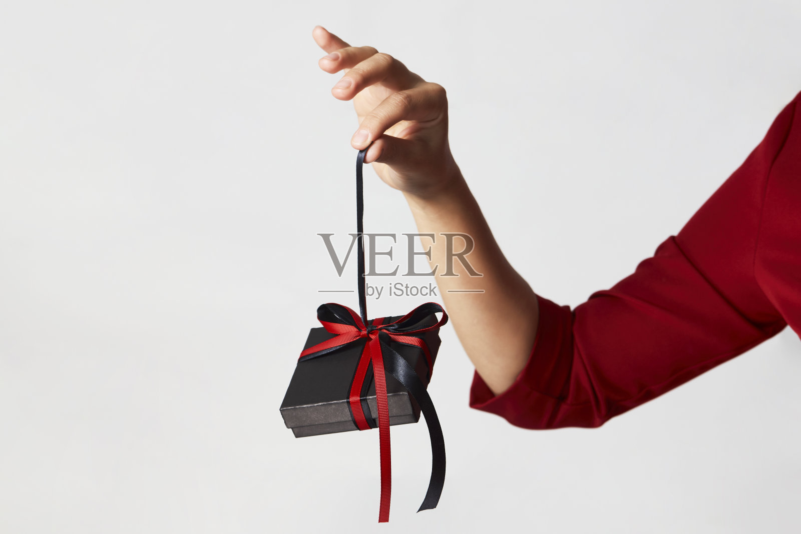 女人手里拿着带丝带的小礼品盒照片摄影图片