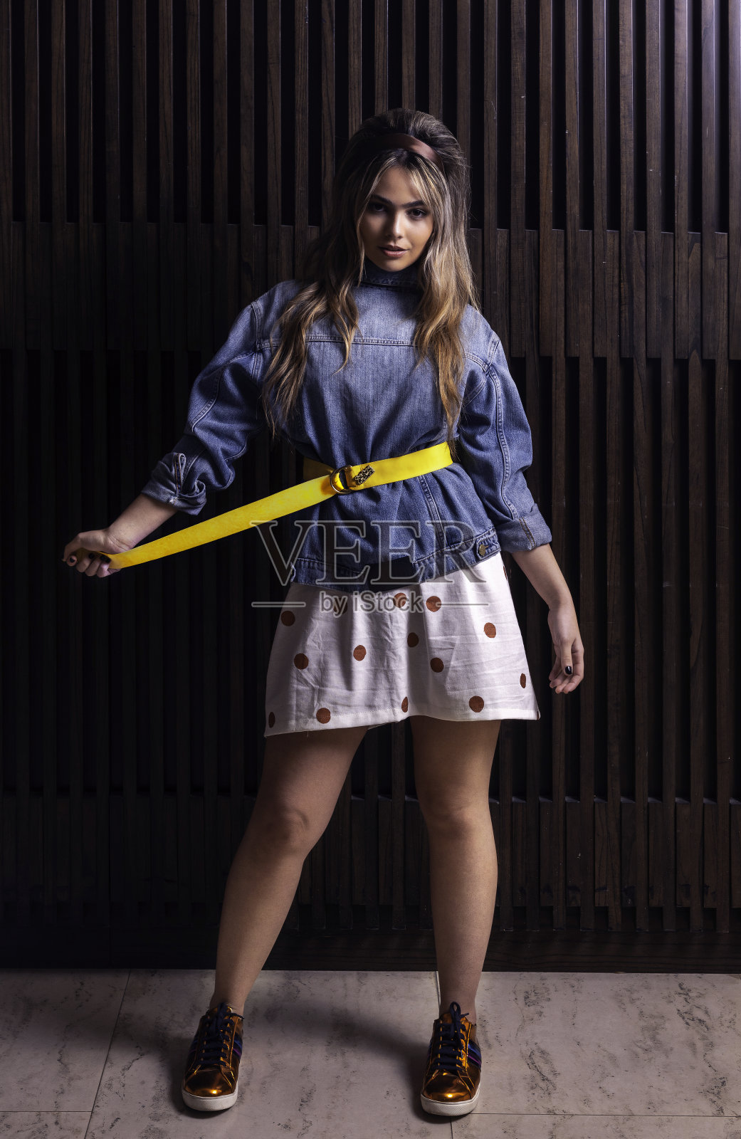 一位年轻女子在整理腰带照片摄影图片