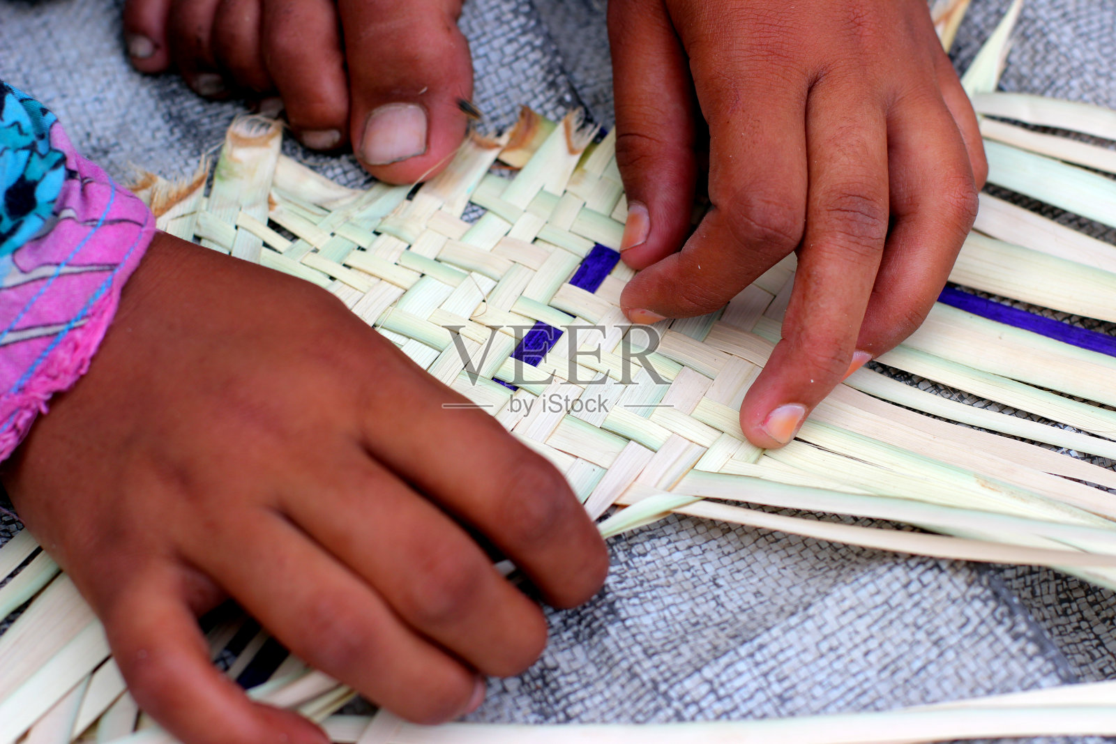 枣棕榈叶工艺制作照片摄影图片