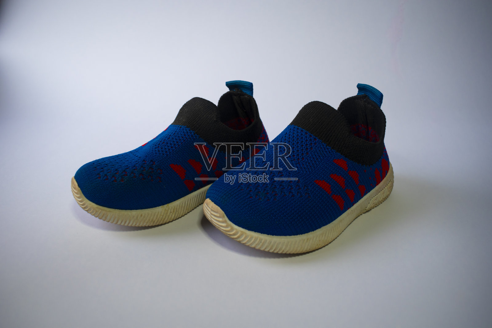 一双童鞋，背景是纯白的照片摄影图片