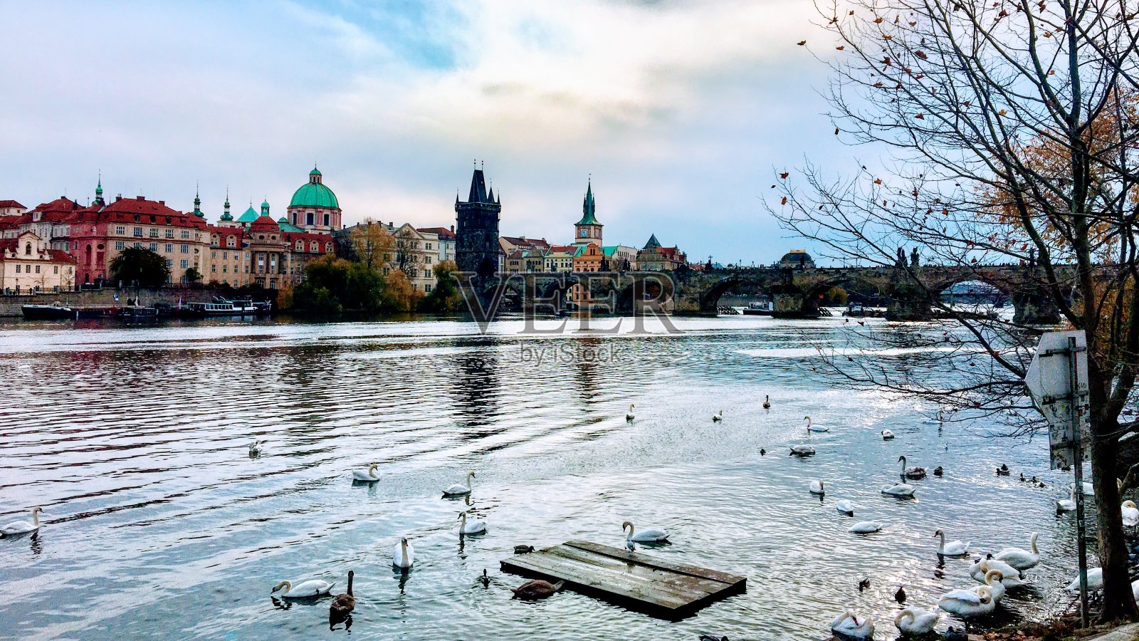 布拉格，捷克共和国从伏尔塔瓦河照片摄影图片