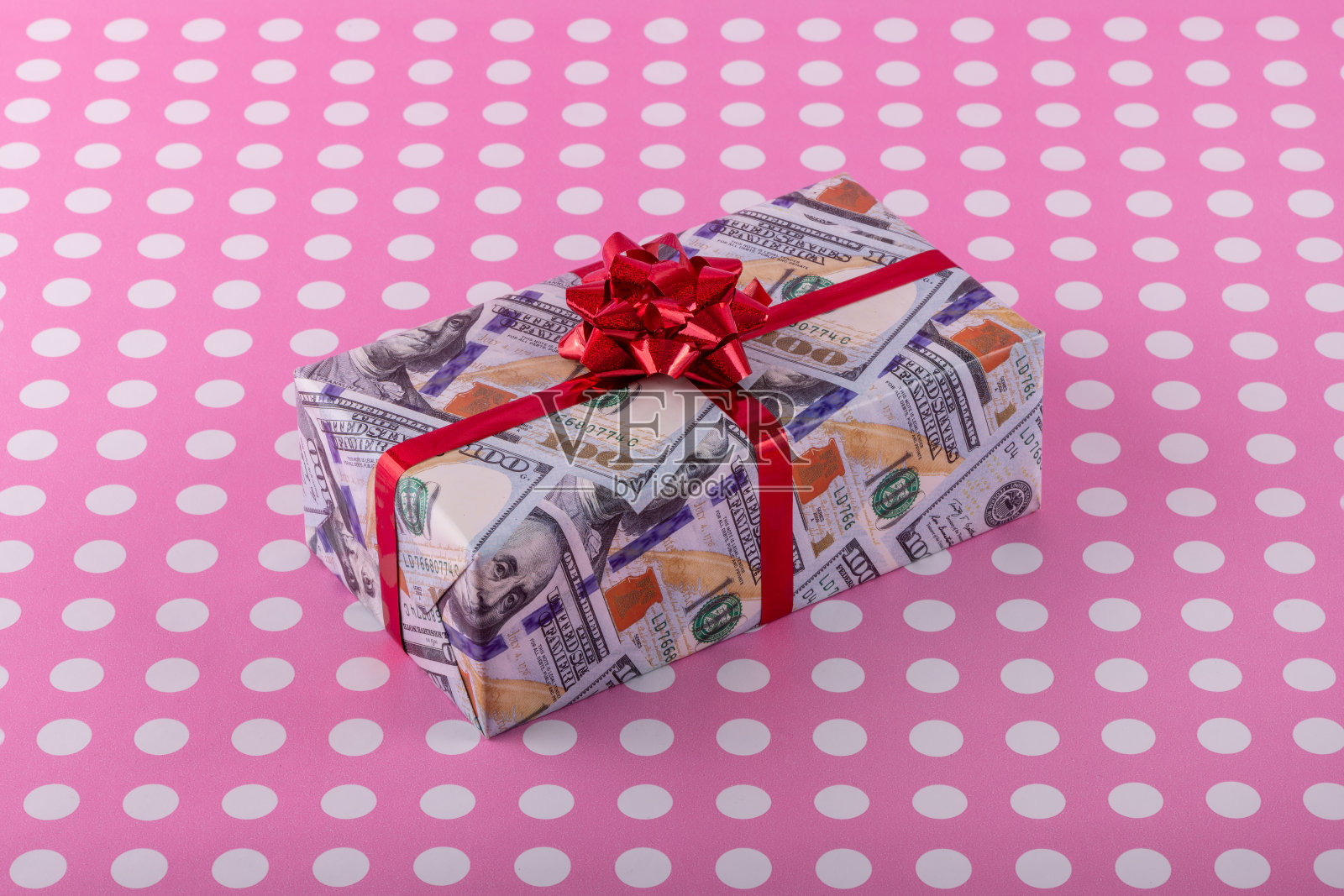 礼品盒用印有100美元钞票图案的包装纸包装照片摄影图片