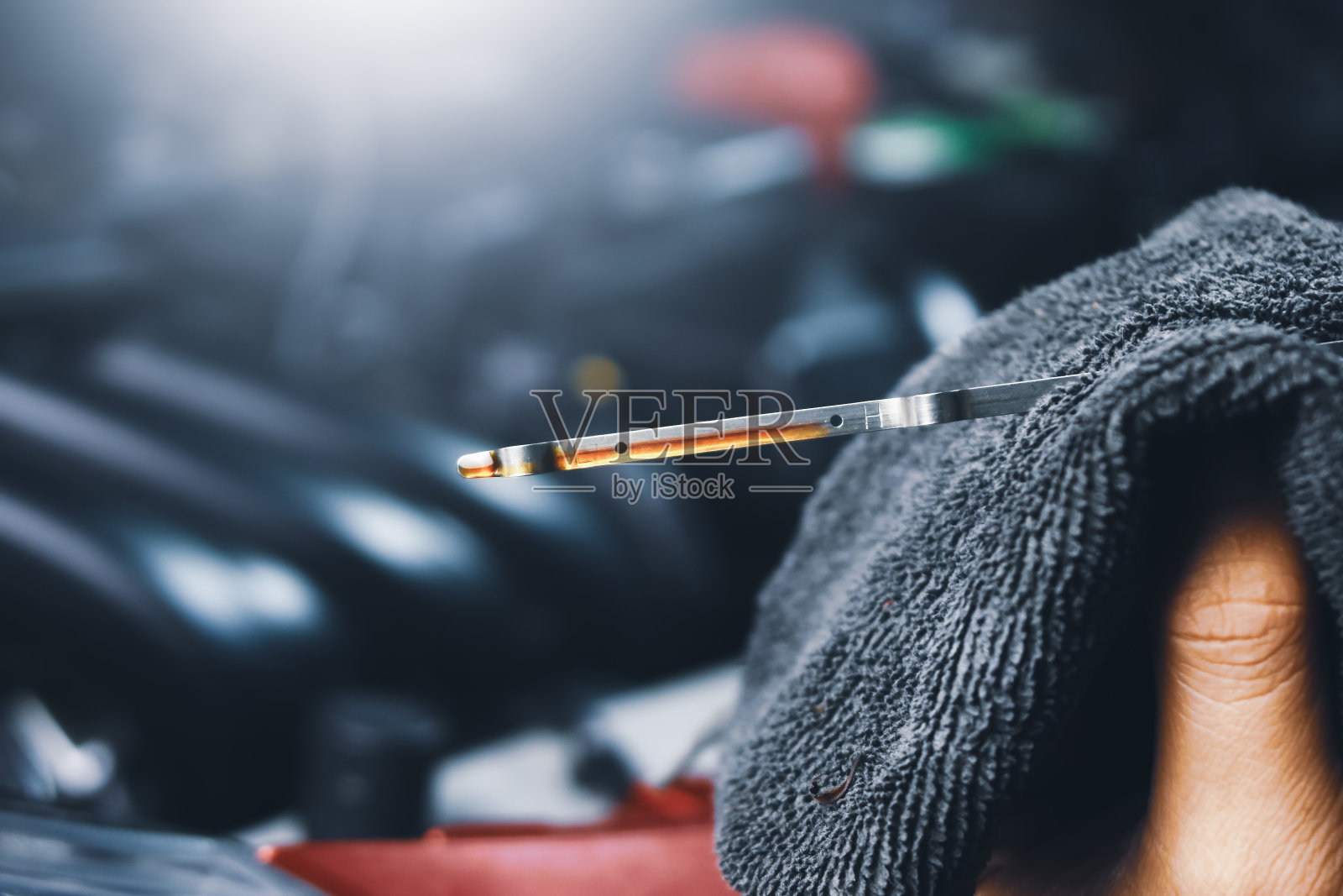 机械师正在检查油量尺照片摄影图片