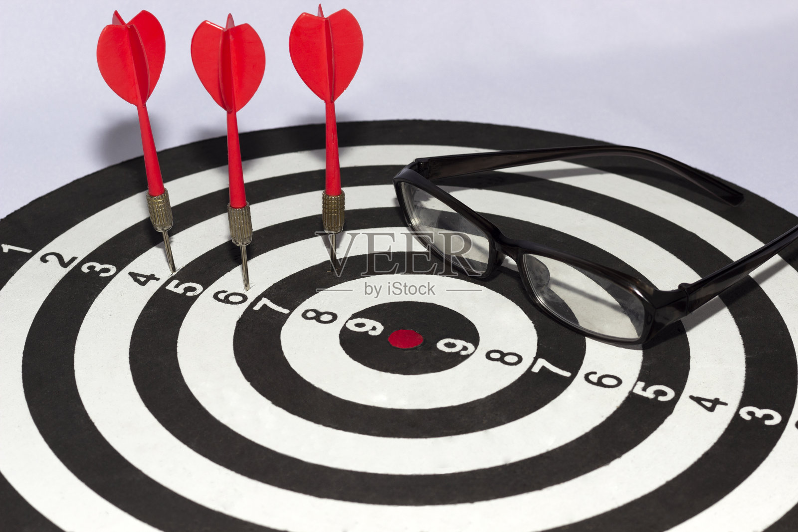 糟糕的视觉概念，飞镖游戏，用飞镖和眼镜打不到目标照片摄影图片