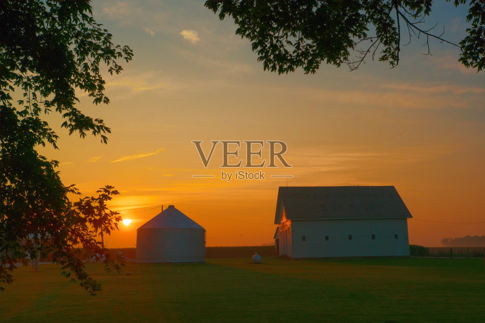 日出的印第安纳家庭农场-霍华德县印第安纳照片摄影图片