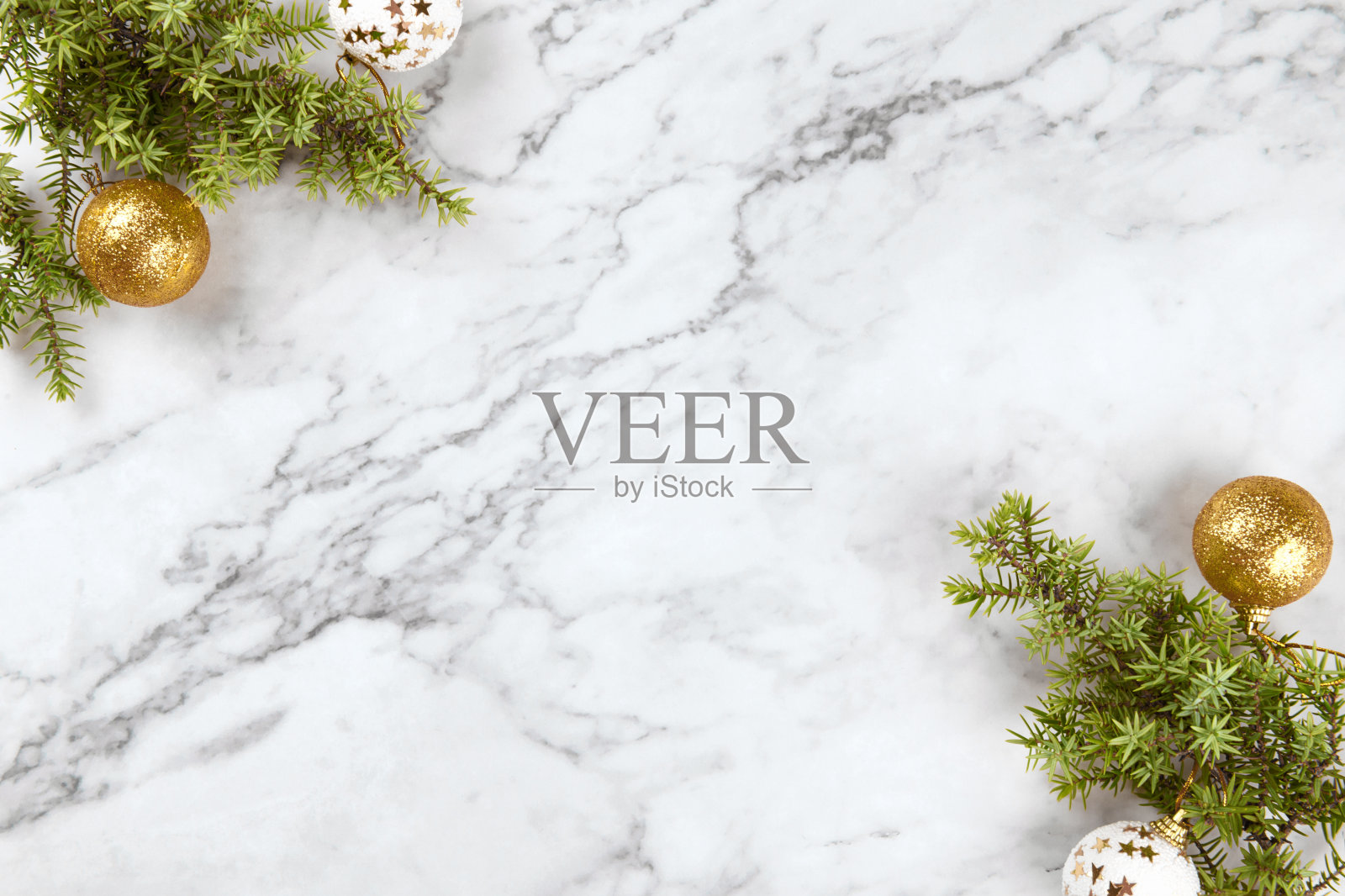 圣诞贺卡或框架与冷杉树枝和节日装饰浅灰色大理石背景松果照片摄影图片