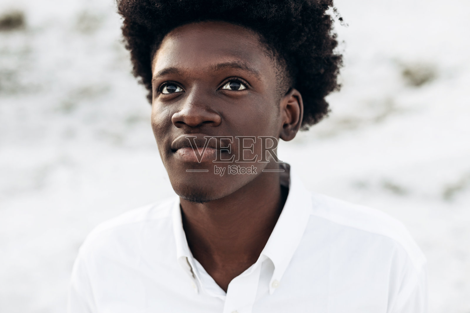 黑人的肖像，户外，时尚的非洲裔美国人在岩石的背景下摆姿势照片摄影图片