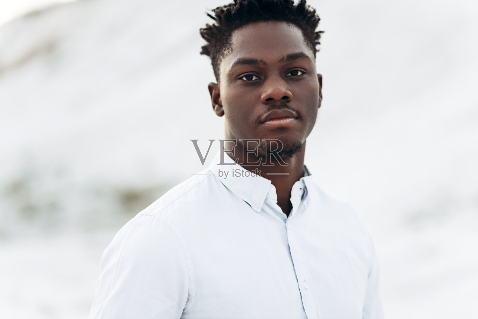 优雅时尚英俊卷曲的非裔美国人肖像，时尚男士造型照片摄影图片