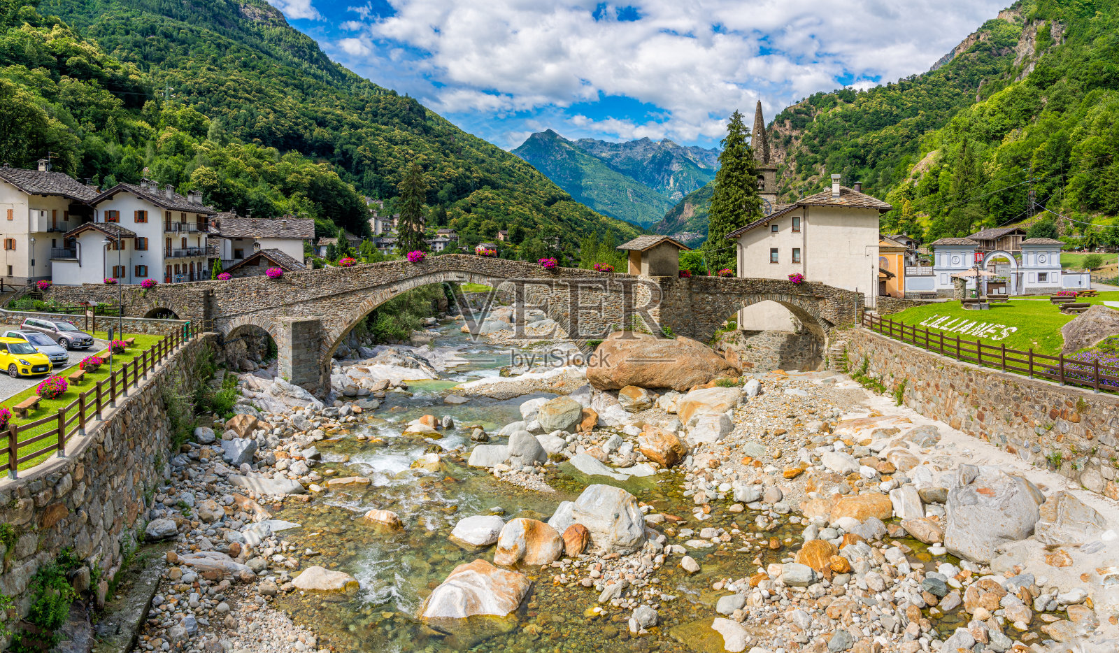里斯山谷里美丽的利莲尼斯村庄。奥斯塔谷，意大利北部。照片摄影图片