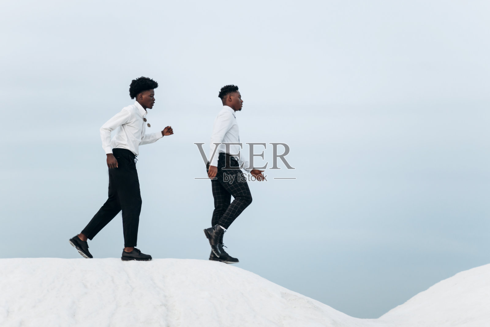 两名新潮的商界非裔美国人爬山到达山顶，经营成功理念照片摄影图片