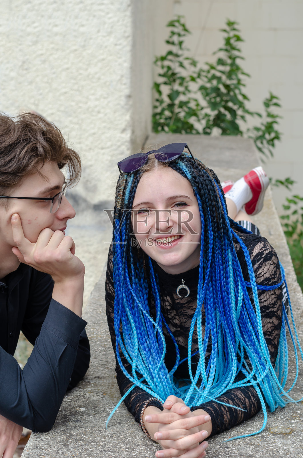 一对幸福的、笑口常开的情侣。男人看着躺着的女人照片摄影图片