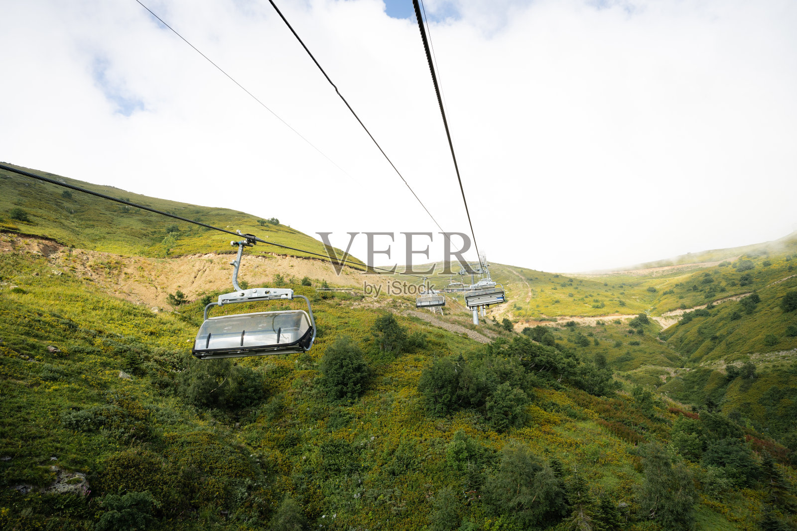 夏季滑雪胜地的缆车照片摄影图片