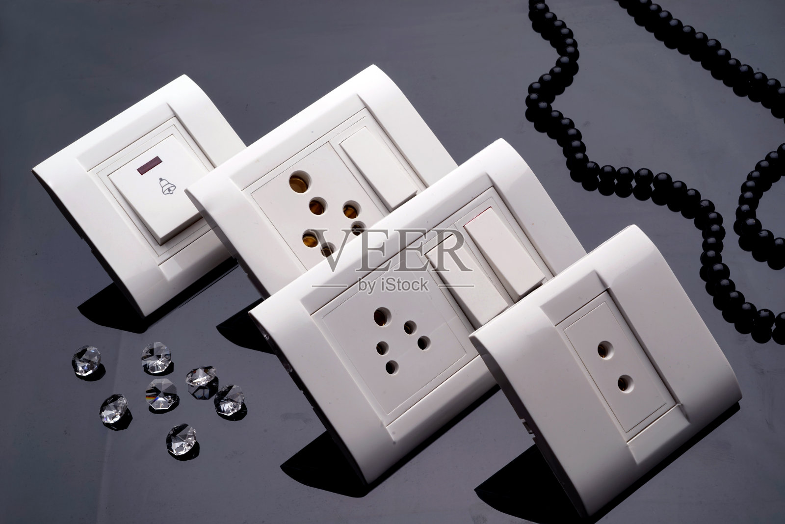 墙壁开关电源电子元件插座不同与现代的现实部分|墙壁开关模块和板在灰色背景照片摄影图片