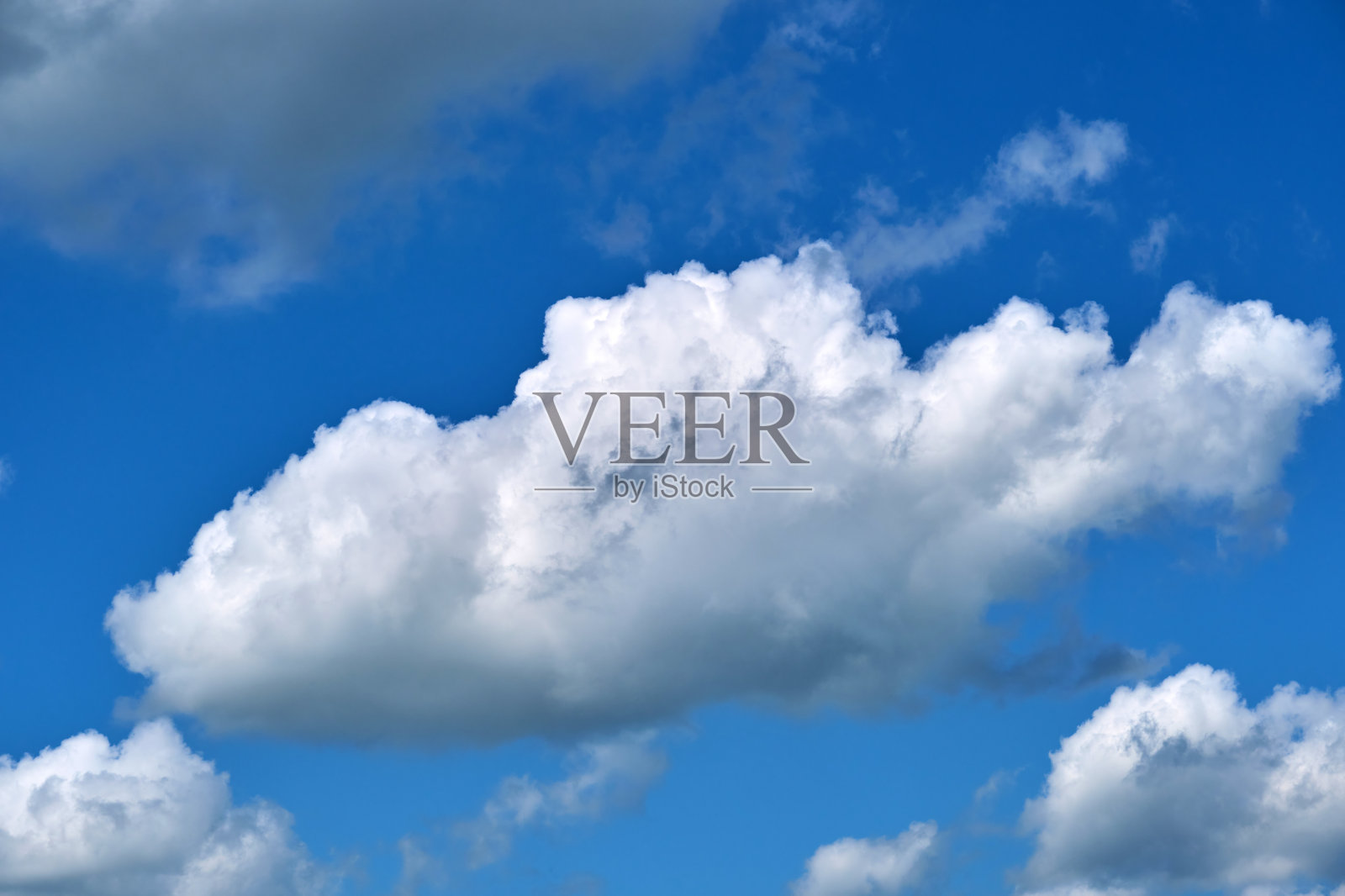 蓝色晴空上白色蓬松的积云的明亮景观。照片摄影图片