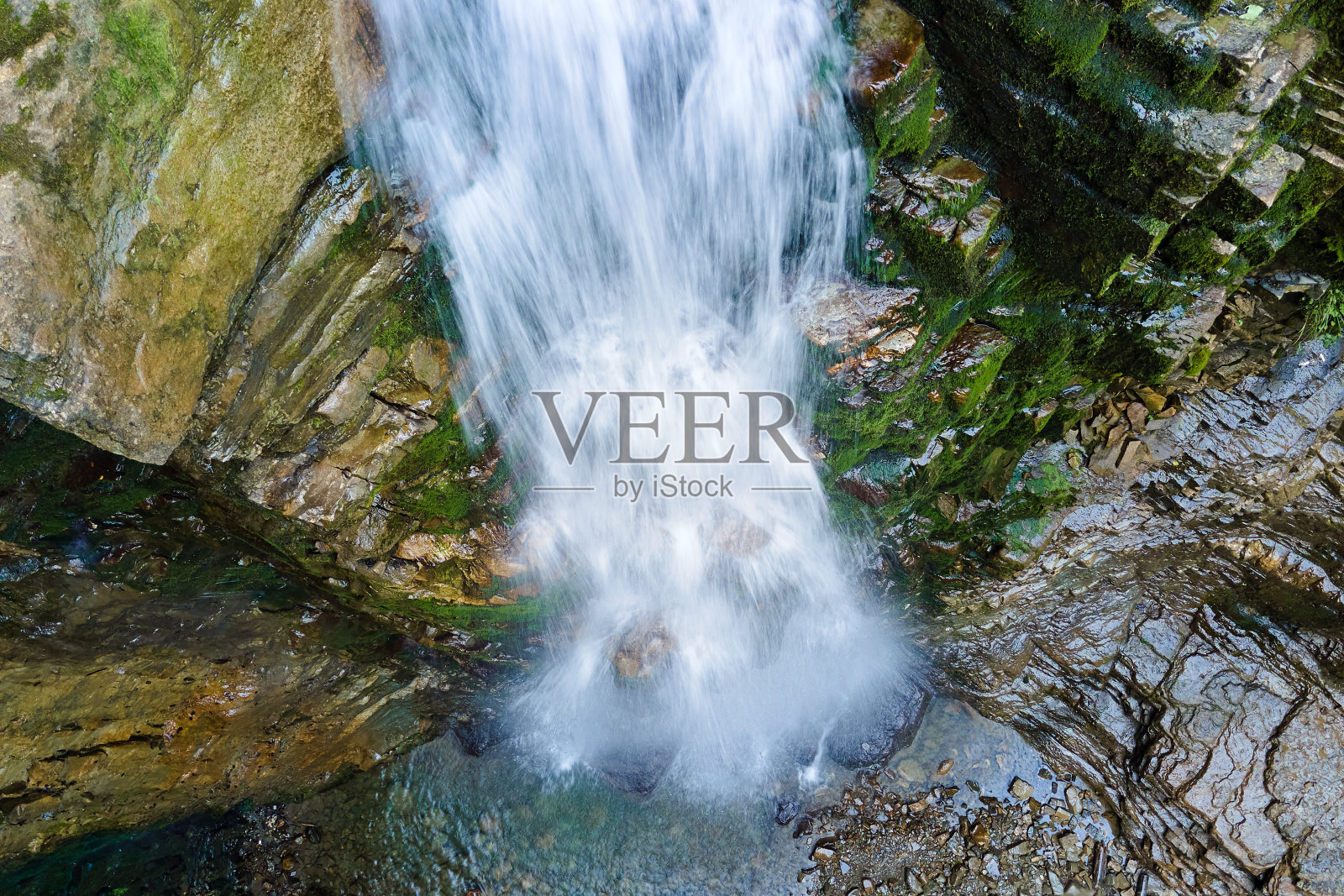 令人惊叹的风景，美丽的山河瀑布与白色泡沫水从岩石悬崖下降在夏季雨林。照片摄影图片