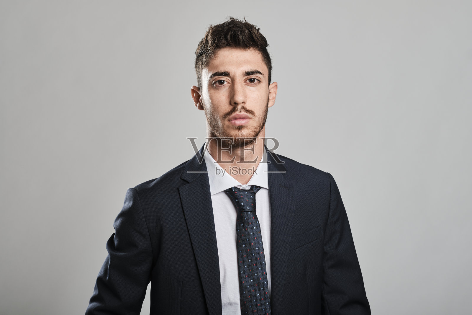 穿着西装的年轻人照片摄影图片