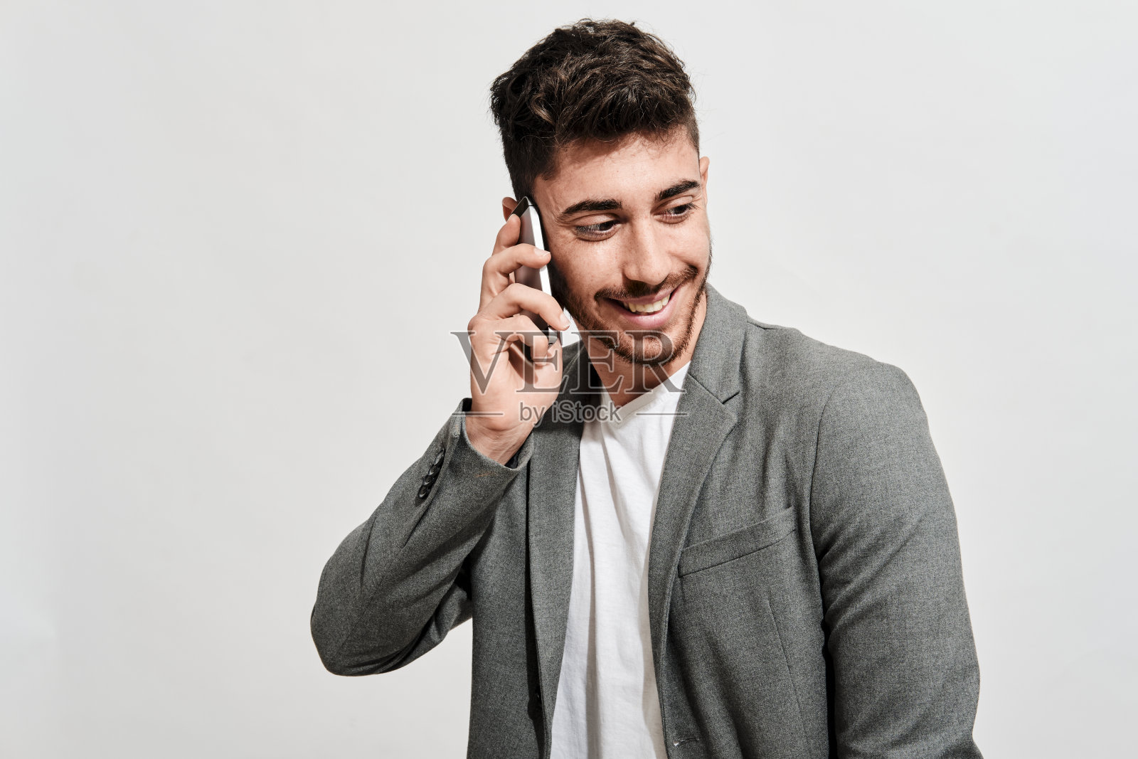 微笑的商人在白色背景下打电话照片摄影图片