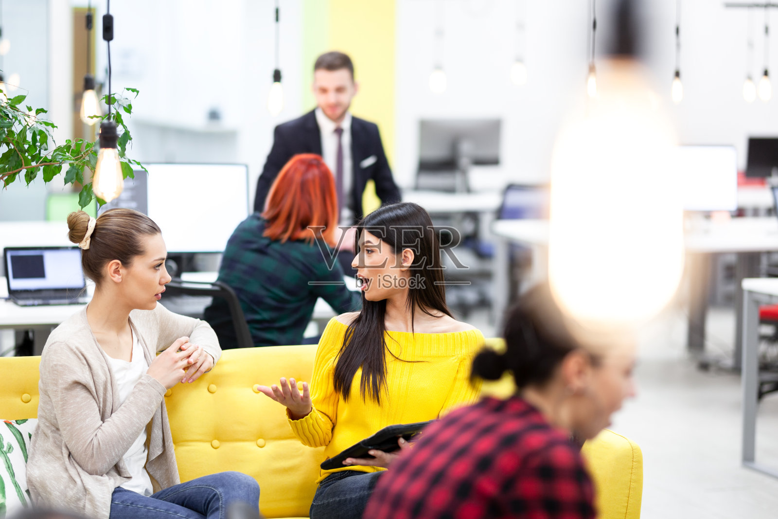 富有创造力的年轻人在现代办公空间进行头脑风暴。成功创业公司会议照片摄影图片