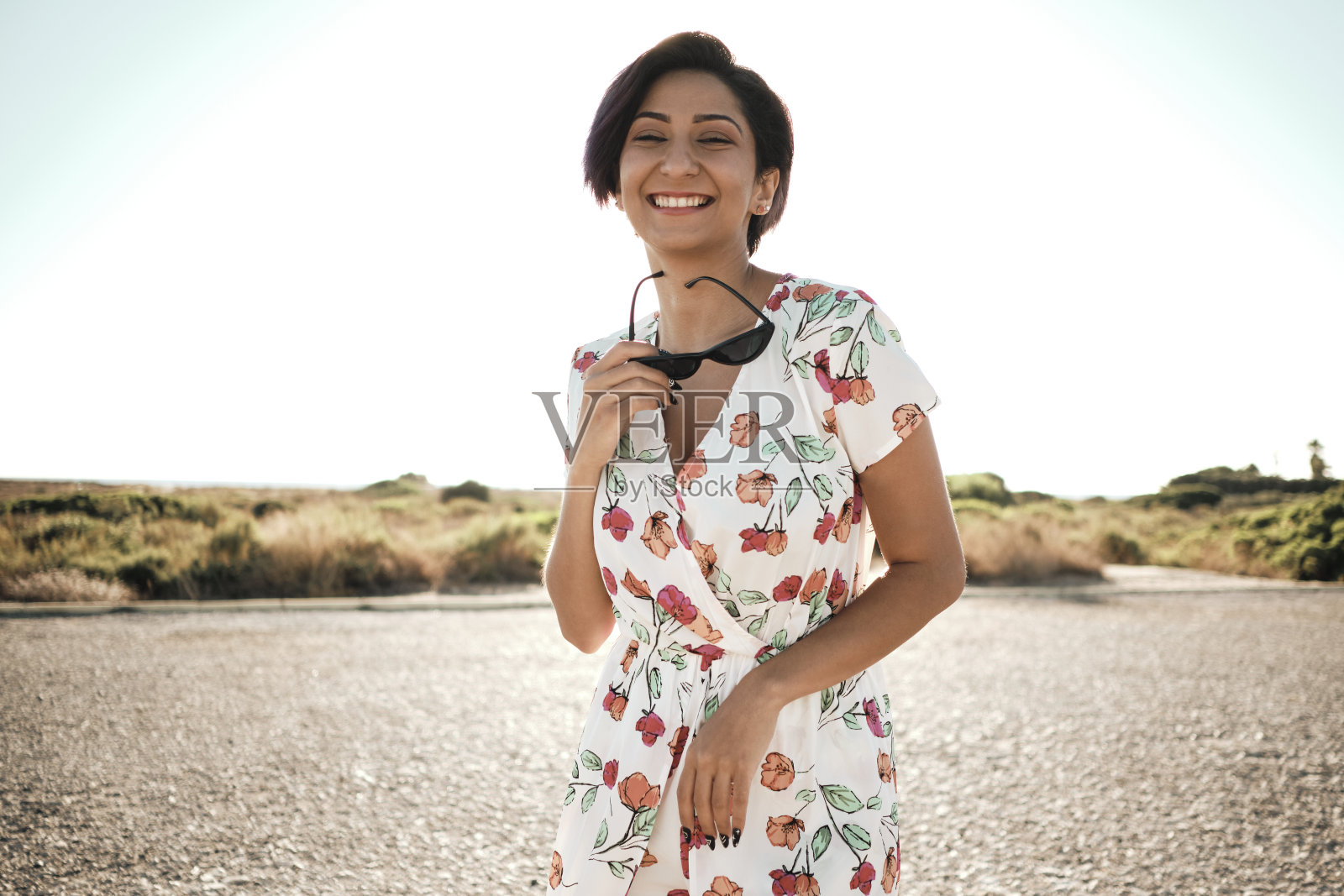 拉丁女孩在岸边散步照片摄影图片