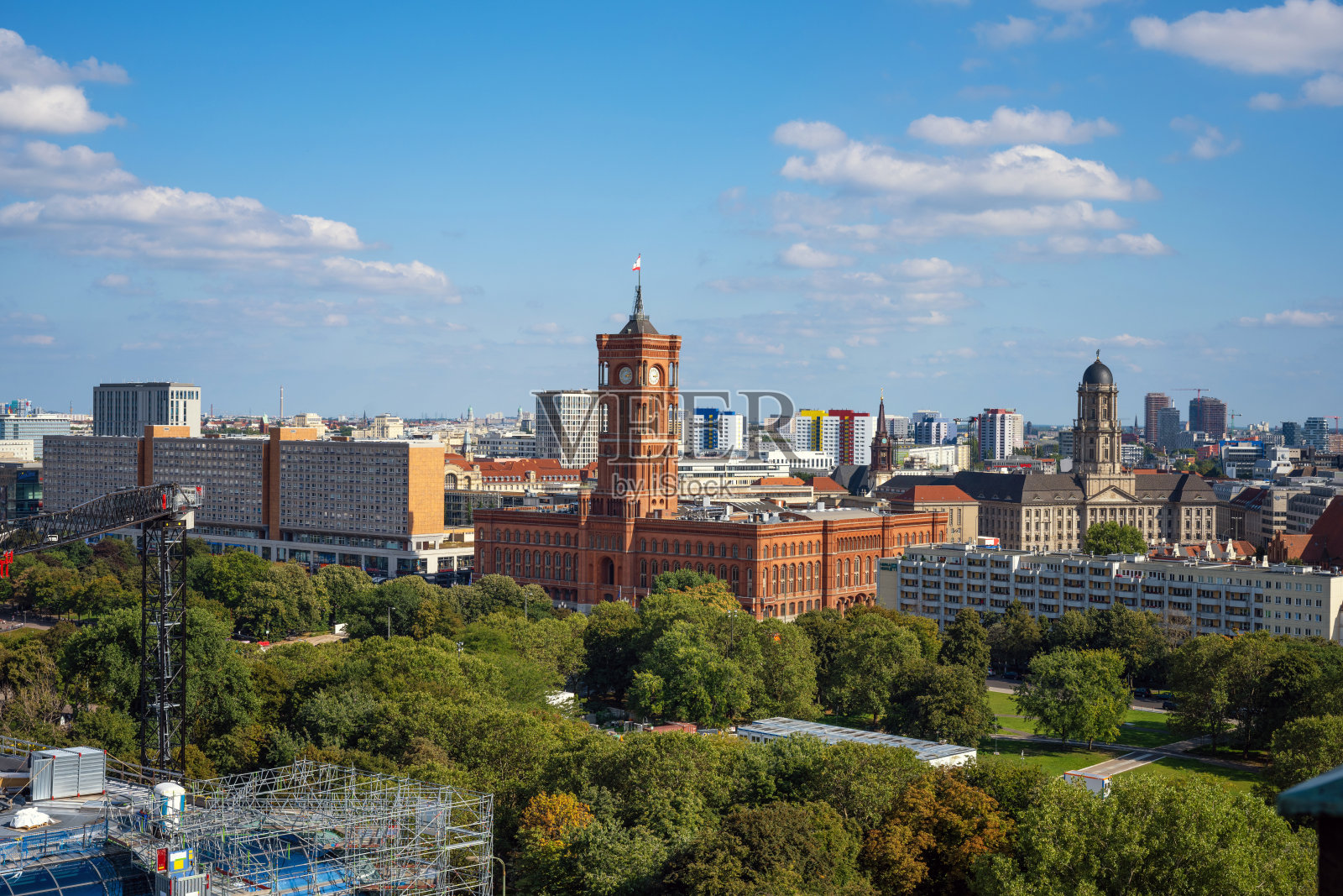 柏林城市景观的空中全景与蓝色天空下的红色市政厅照片摄影图片