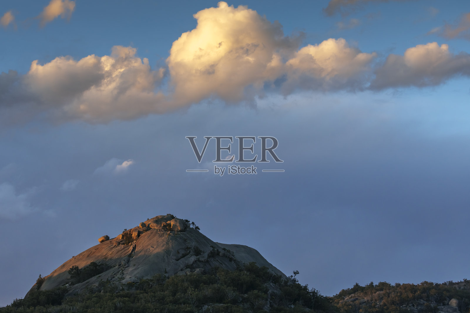 从金字塔顶端可以俯瞰Girraween国家公园的壮丽景色。照片摄影图片