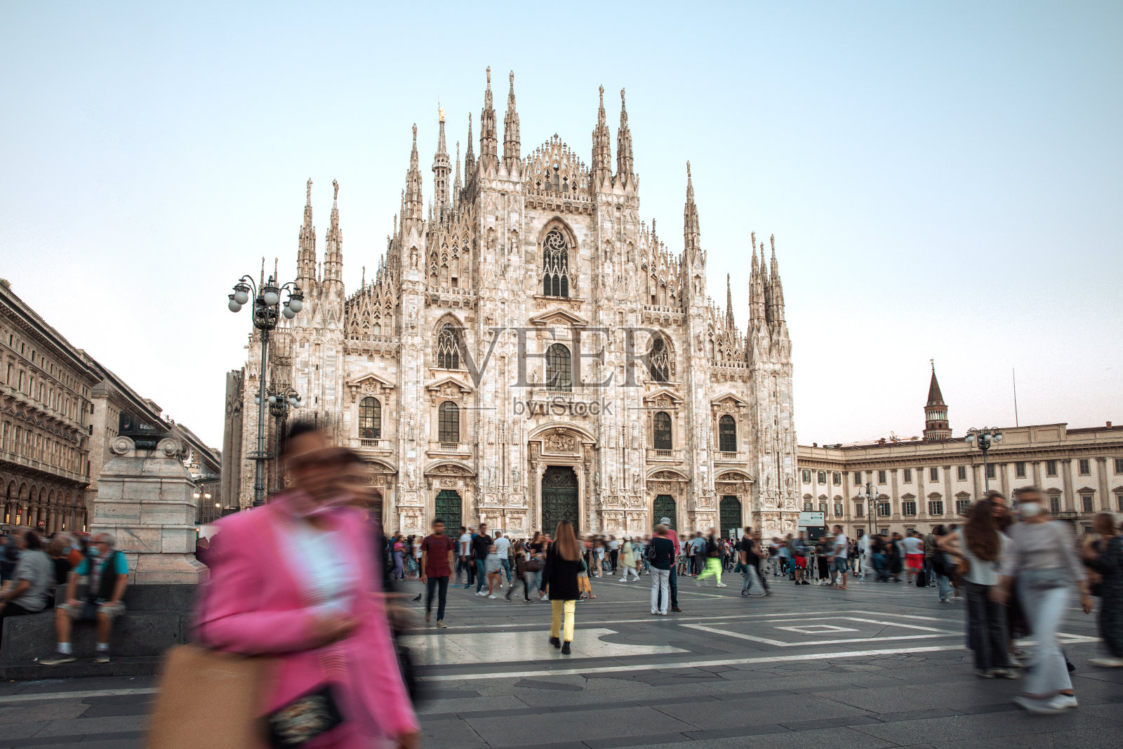 日落时分，米兰大教堂广场人山人海照片摄影图片