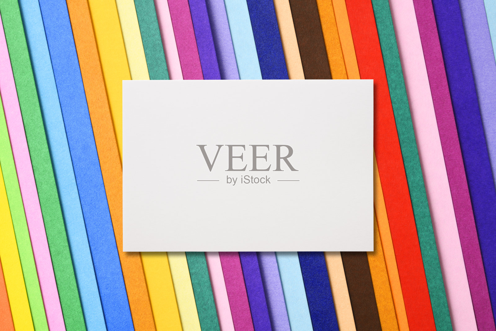 白纸在多色纸上照片摄影图片