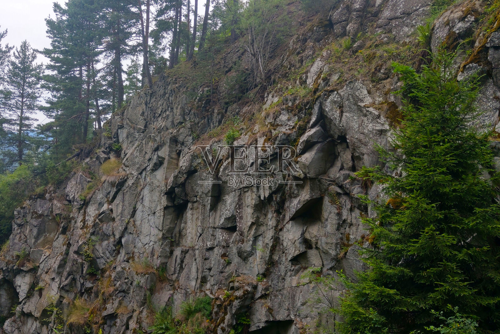 在多云的秋日欣赏山的老部分。照片摄影图片