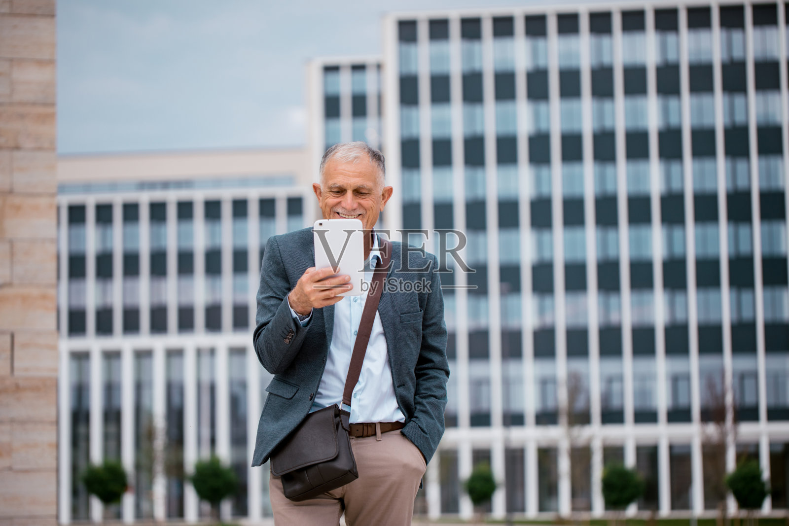资深商人手持触摸板照片摄影图片
