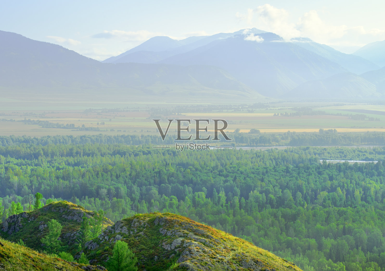 阿尔泰山脉的乌蒙山谷照片摄影图片