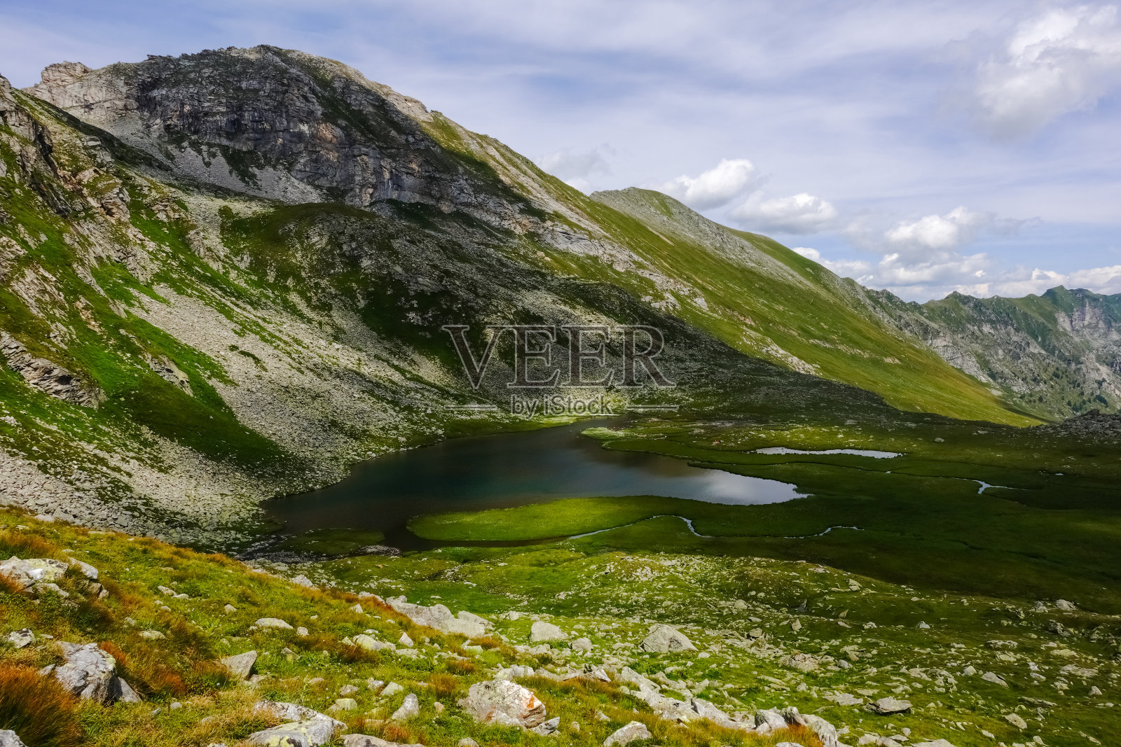 华丽的绿色山湖从山上的景观照片摄影图片