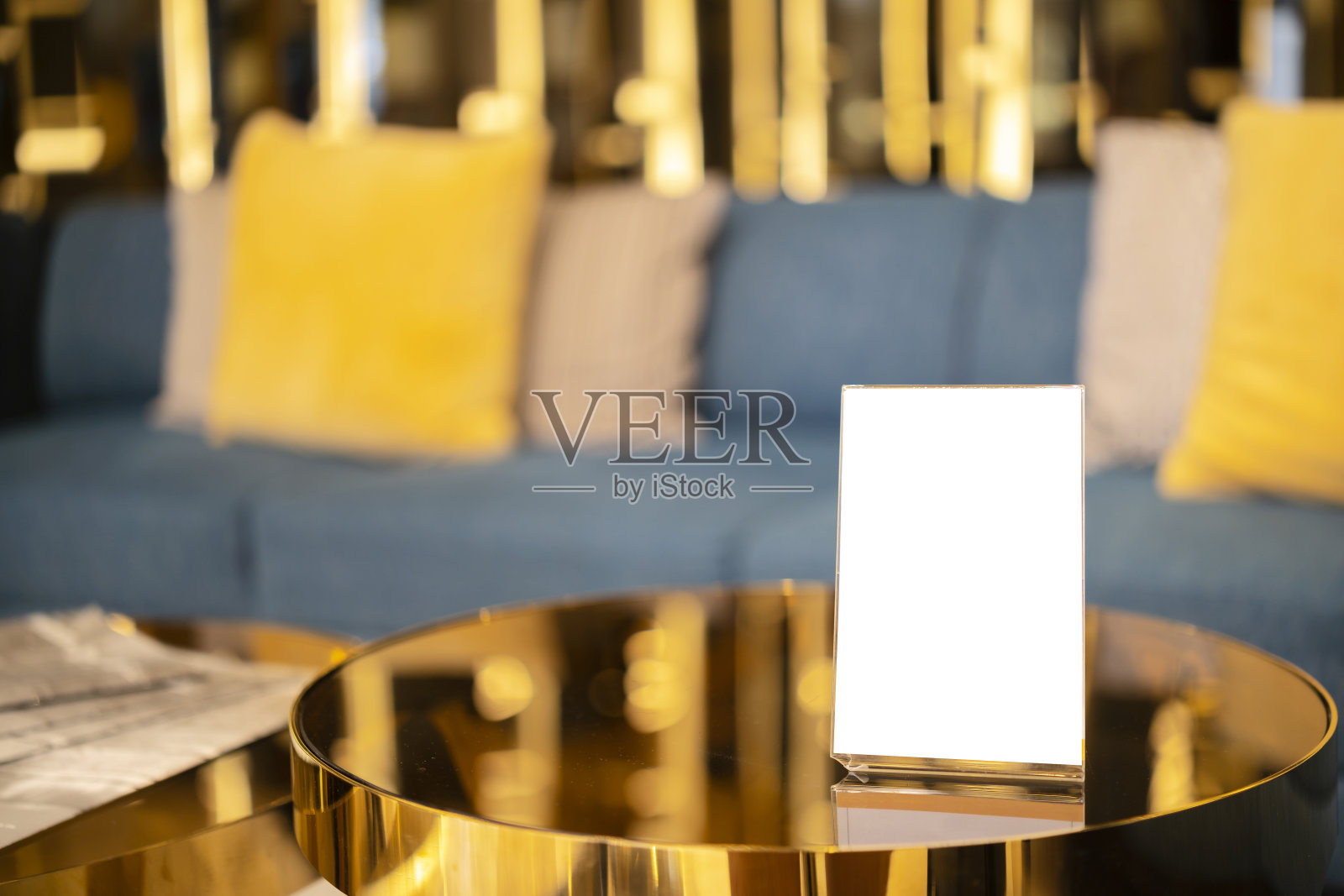 模拟菜单框架站在木制桌子在酒吧餐厅咖啡馆。照片摄影图片