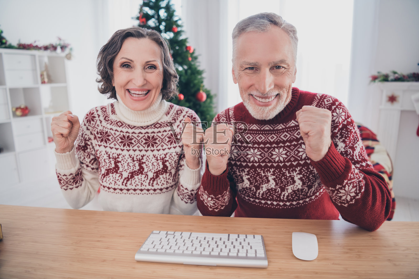 欢呼夫妇的照片年长的女士男子坐在网上聊天，在家里穿毛衣照片摄影图片