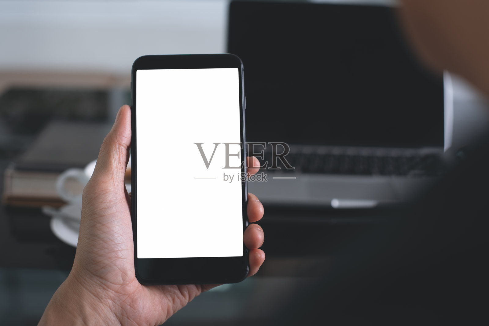 模拟，男人用智能手机照片摄影图片