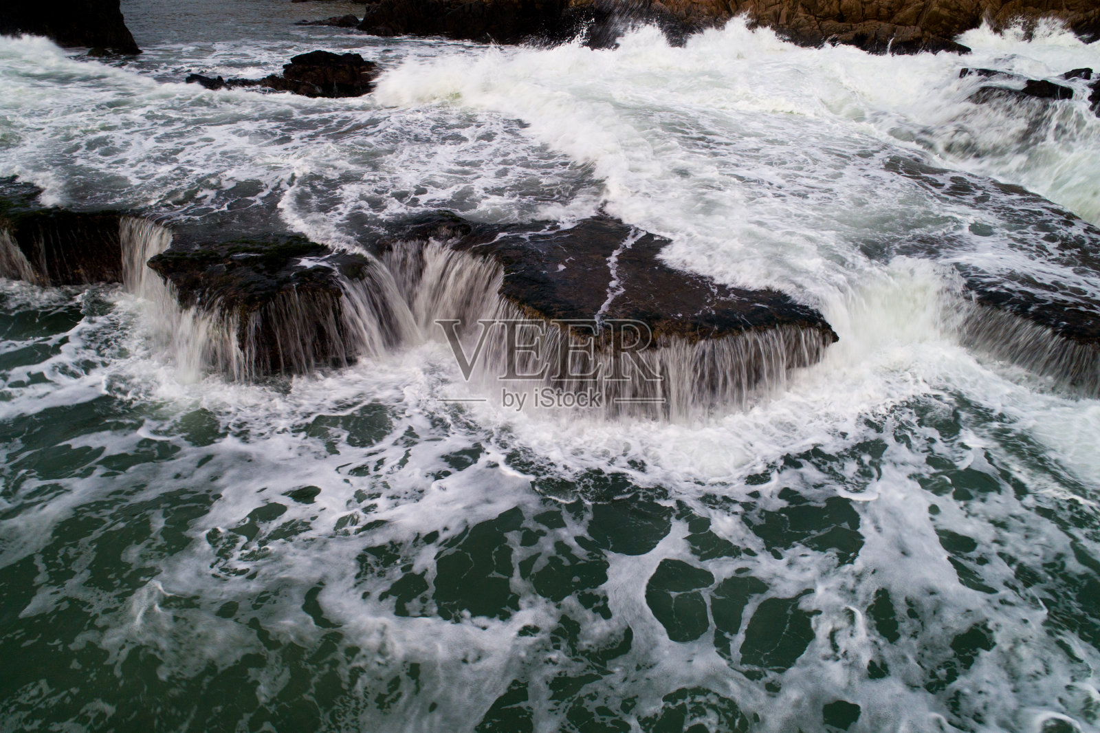 退潮时，古代的石桌出现在海里照片摄影图片