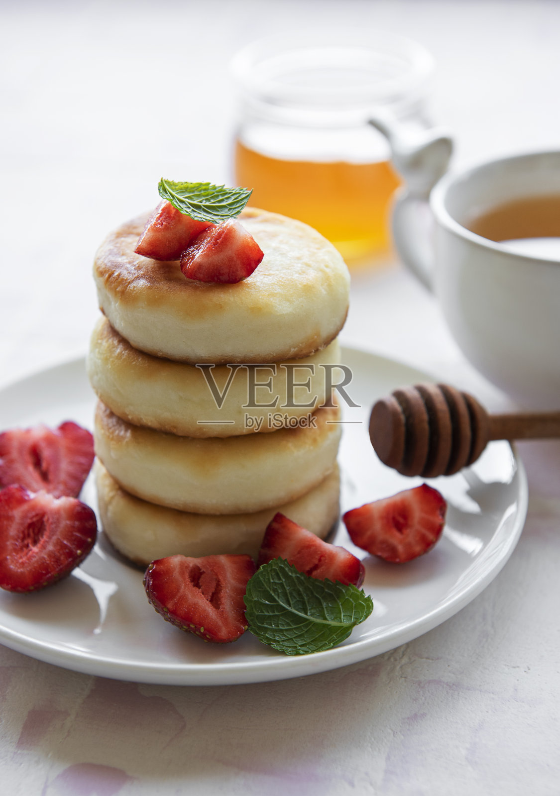 白软干酪薄烤饼，意大利乳清干酪馅饼，配上新鲜草莓。照片摄影图片